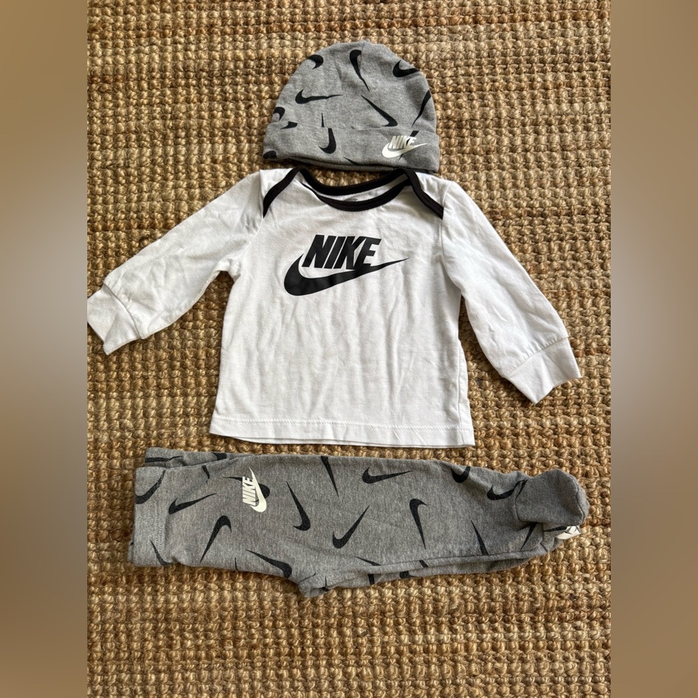 Nike Infant Set in White and Gray
